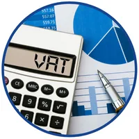 Kurs podatku VAT dla JST w praktyce – kalkulator z napisem „VAT” na wyświetlaczu, długopis i wykresy