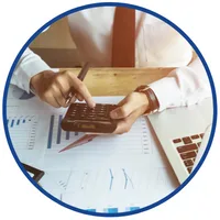 Kurs online z Kodeksu postępowania administracyjnego – dłonie liczą na kalkulatorze nad wydrukami z wykresami