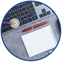 Kursy podatkowe dla podmiotów medycznych – stetoskop, klawiatura, długopis i notes na szarym filcu